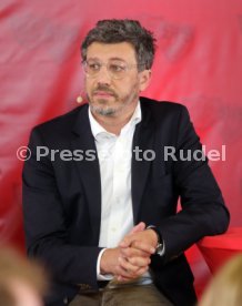 VfB Stuttgart Der dunkelrote Tisch