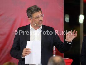 VfB Stuttgart Der dunkelrote Tisch