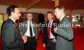 VfB Stuttgart v.l. Hansi M&uuml;ller, Karlheinz F&ouml;rster, Dr. Achim Egener (debitel AG; Vorstand, Marketing und Internationale Gesch&auml;fte) Foto Rudel