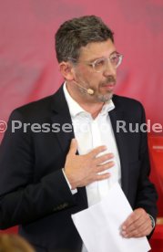 VfB Stuttgart Der dunkelrote Tisch