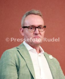 27.08.25 VfB Stuttgart Dunkelroter Tisch Spezial