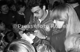 17.05.81 Ankunft DFB Nationalspieler Schlosshotel Monrepos Ludwigsburg