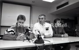 22.01.94 Pressekonferenz Oliver M&ouml;ller Hamburger SV nach Attenat in Stuttgart