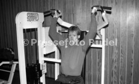 28.01.93 VfB Stuttgart Training im Kraftraum