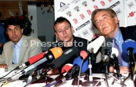 VfB Stuttgart Pressekonferenz v.l. Rainer Adrion, Ralf Rangnick, Gerhard Mayer-Vorfelder Foto Rudel