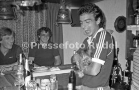 18.05.81 DFB Nationalspieler bei Hansi M&uuml;ller