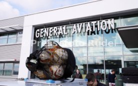 VfB Stuttgart Abflug Kurztrainingslager Mallorca am Flughafen Stuttgart