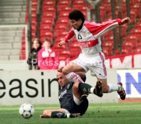 VfB Stuttgart-Borussia M&ouml;nchengladbach 2:2 li. Michael Frontzeck re. Krassimir Balakov Foto Rudel