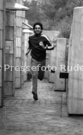 09.05.78 VfB Stuttgart Hansi M&uuml;ller Training Weinberge