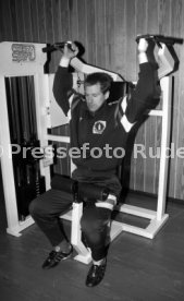 28.01.93 VfB Stuttgart Training im Kraftraum