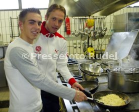 19.01.04 VfB Stuttgart Hinkel Lahm beim Kochen