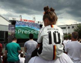 Esslingen - Public Viewing bei Auto Hahn