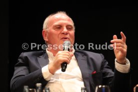 Podiumsdiskussion Stuttgart Liederhalle Wolfgang Dietrich, Mario Gomez, Uli Hoene&szlig;
