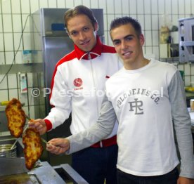 19.01.04 VfB Stuttgart Hinkel Lahm beim Kochen
