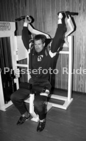 28.01.93 VfB Stuttgart Training im Kraftraum