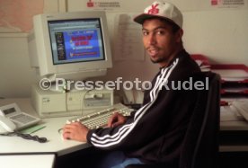 VfB Stuttgart Giovane Elber am Computer