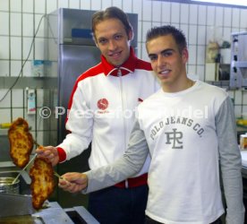 19.01.04 VfB Stuttgart Hinkel Lahm beim Kochen