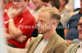27.08.25 VfB Stuttgart Dunkelroter Tisch Spezial