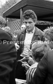 17.05.81 Ankunft DFB Nationalspieler Schlosshotel Monrepos Ludwigsburg