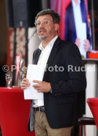 VfB Stuttgart Der dunkelrote Tisch