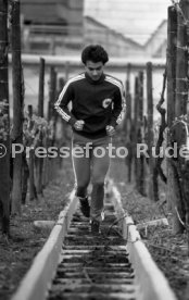 09.05.78 VfB Stuttgart Hansi M&uuml;ller Training Weinberge