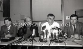22.01.94 Pressekonferenz Oliver M&ouml;ller Hamburger SV nach Attenat in Stuttgart