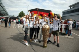 Esslingen - Public Viewing bei Auto Hahn