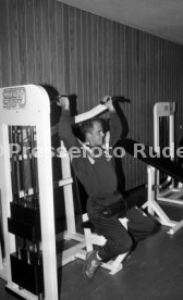 28.01.93 VfB Stuttgart Training im Kraftraum