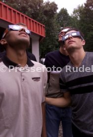 VfB Stuttgart Sonnenfinsternis v.l. Didi, Sreto Ristic, Kristijan Djordjevic Foto Rudel
