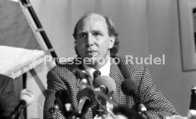 16.01.90 VfB Stuttgart PK Vorstellung Manager Hoene&szlig;