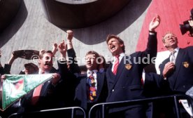 VfB Stuttgart Deutsche Meisterschaft 1992 v.l. Gerhard Mayer-Vorfelder, Fritz Walter, Christoph Daum Foto Rudel