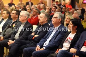 06.02.25 VfB Stuttgart Dunkelroter Tisch