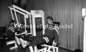 28.01.93 VfB Stuttgart Training im Kraftraum