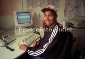 VfB Stuttgart Giovane Elber am Computer