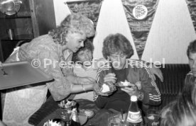 18.05.81 DFB Nationalspieler bei Hansi M&uuml;ller