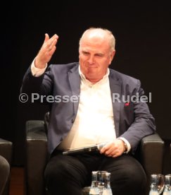 Podiumsdiskussion Stuttgart Liederhalle Wolfgang Dietrich, Mario Gomez, Uli Hoene&szlig;