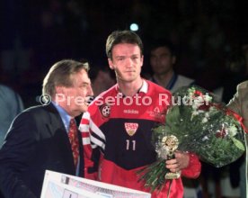 DFB Hallen-Pokal Stuttgart Hanns-Martin-Schleyer-Halle VfB-Pr&auml;sident Gerhard Mayer-Vorfelder mit dem besten Spieler und Torsch&uuml;tzen Fredi Bobic Foto Rudel