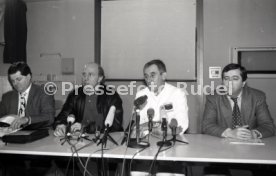 22.01.94 Pressekonferenz Oliver M&ouml;ller Hamburger SV nach Attenat in Stuttgart