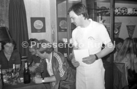 18.05.81 DFB Nationalspieler bei Hansi M&uuml;ller