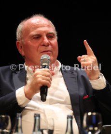 Podiumsdiskussion Stuttgart Liederhalle Wolfgang Dietrich, Mario Gomez, Uli Hoene&szlig;