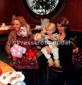VfB Stuttgart Weihnachtsfeier mit Kinder 1998 Cassandra Verlaat, Bibi Verlaat, Jesper Verlaat, Frank Verlaat Foto Rudel