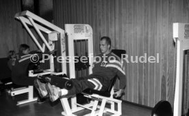 28.01.93 VfB Stuttgart Training im Kraftraum