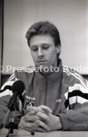 22.01.94 Pressekonferenz Oliver M&ouml;ller Hamburger SV nach Attenat in Stuttgart