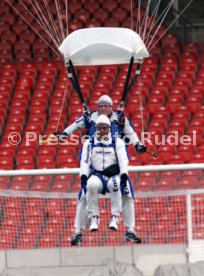 29.07.01 VfB Stuttgart Felix Magath Fallschirmsprung