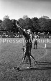 17.05.81 Ankunft DFB Nationalspieler Schlosshotel Monrepos Ludwigsburg