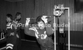 28.01.93 VfB Stuttgart Training im Kraftraum