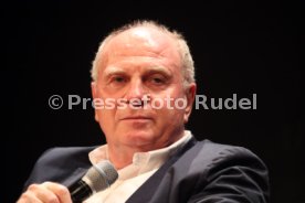 Podiumsdiskussion Stuttgart Liederhalle Wolfgang Dietrich, Mario Gomez, Uli Hoene&szlig;