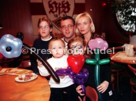 VfB Stuttgart Weihnachtsfeier mit Kinder 1998 Conny Wohlfahrt, Gloria Wohlfahrt, Franz Wohlfahrt, Romi Wohlfahrt, Silvia Wohlfahrt Foto Rudel