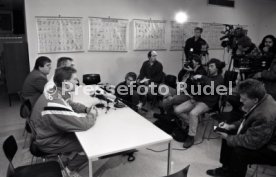 22.01.94 Pressekonferenz Oliver M&ouml;ller Hamburger SV nach Attenat in Stuttgart