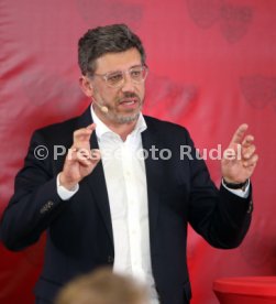 VfB Stuttgart Der dunkelrote Tisch
